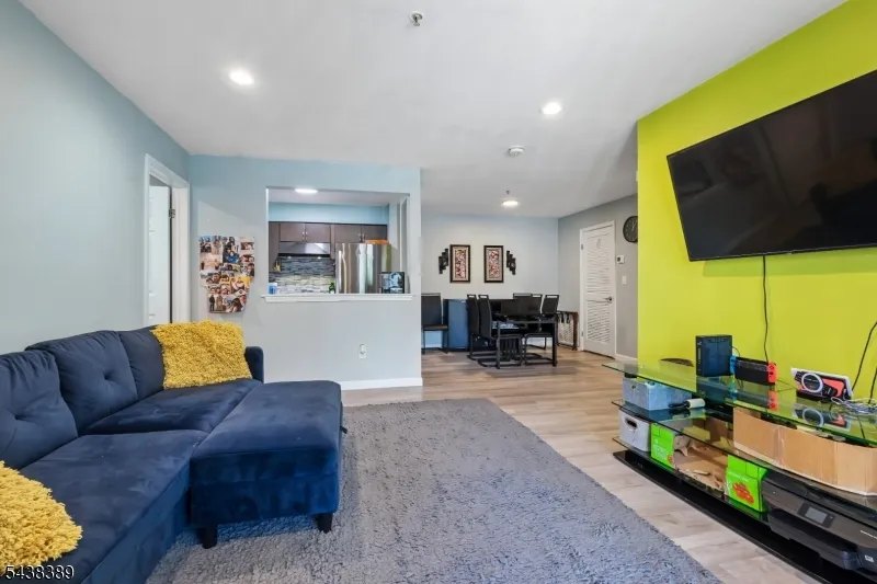 811 Waterford Dr Edison, NJ 08817