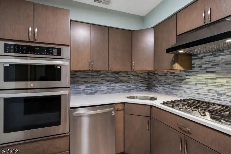 811 Waterford Dr Edison, NJ 08817