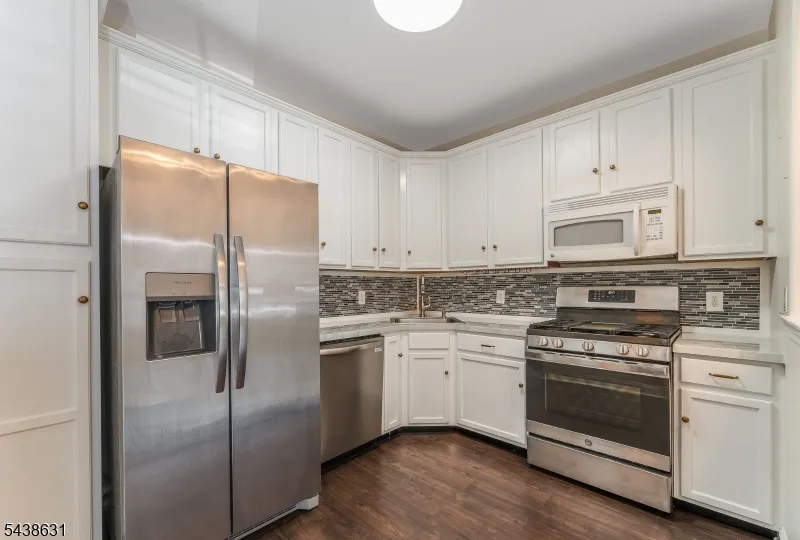 141 Limerick Ln Lopatcong, NJ 08865