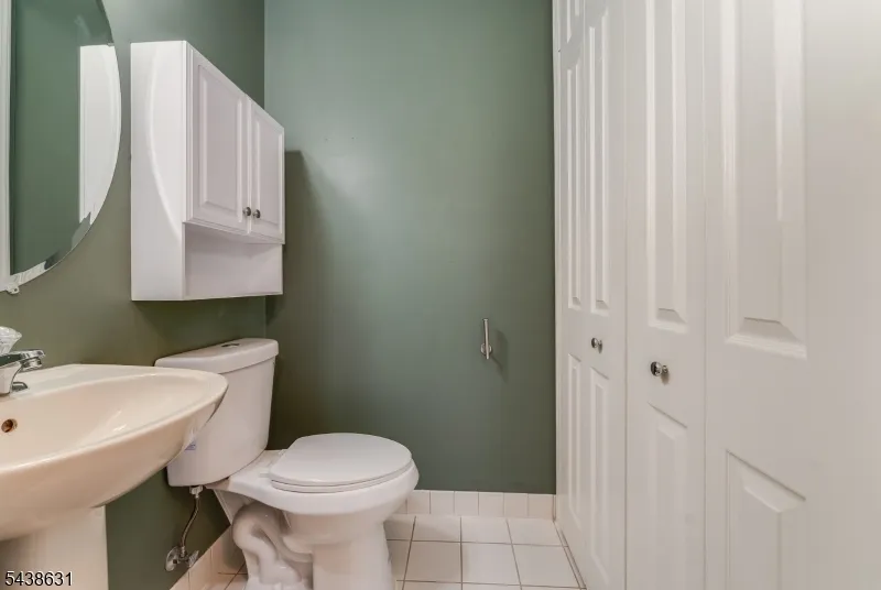 141 Limerick Ln Lopatcong, NJ 08865