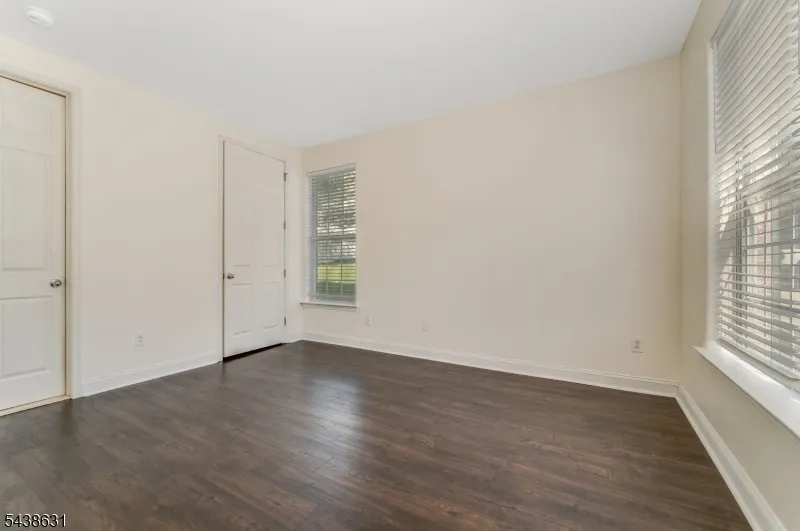 141 Limerick Ln Lopatcong, NJ 08865