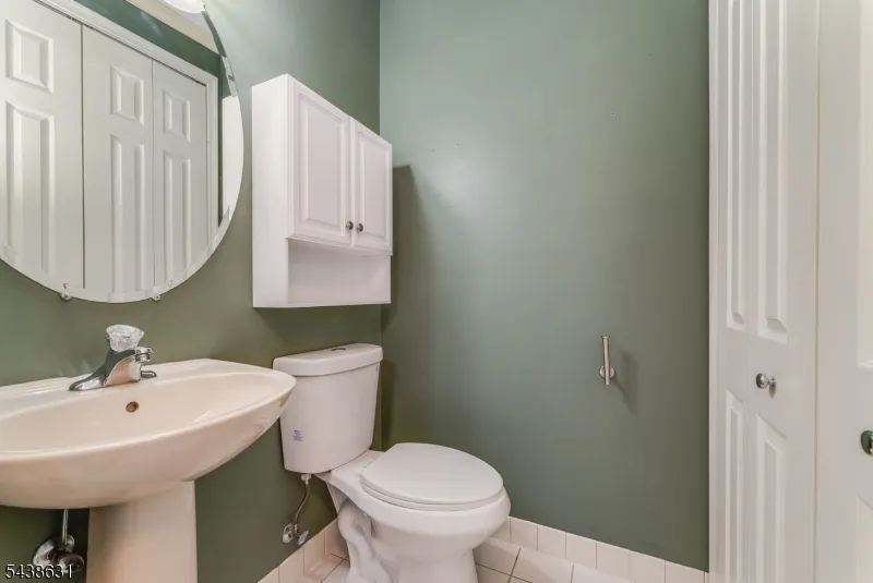 141 Limerick Ln Lopatcong, NJ 08865