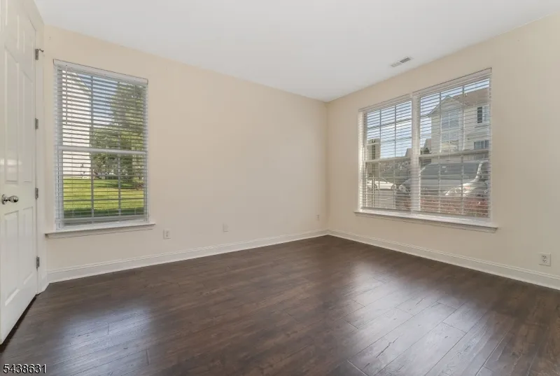 141 Limerick Ln Lopatcong, NJ 08865