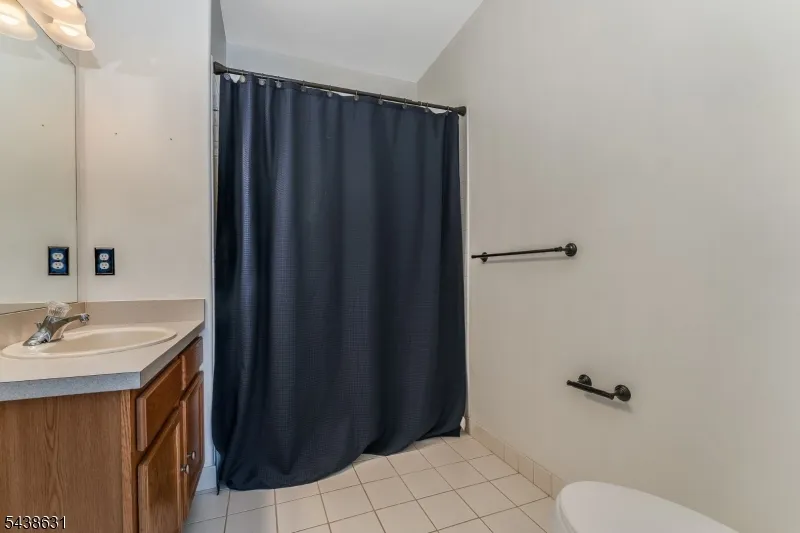 141 Limerick Ln Lopatcong, NJ 08865