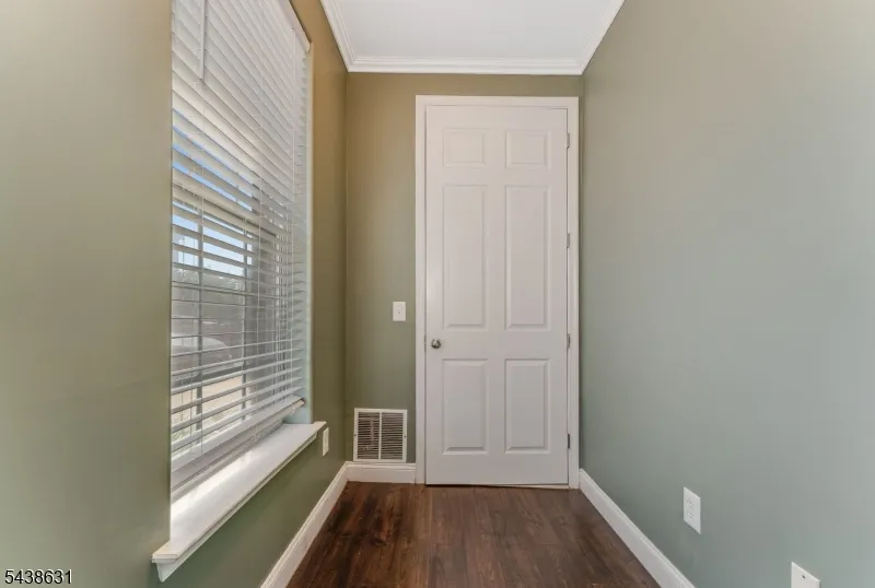 141 Limerick Ln Lopatcong, NJ 08865