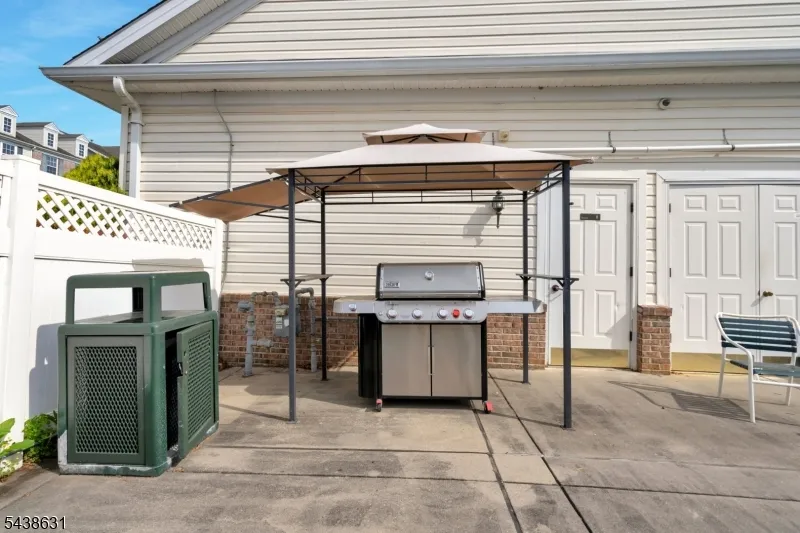 141 Limerick Ln Lopatcong, NJ 08865