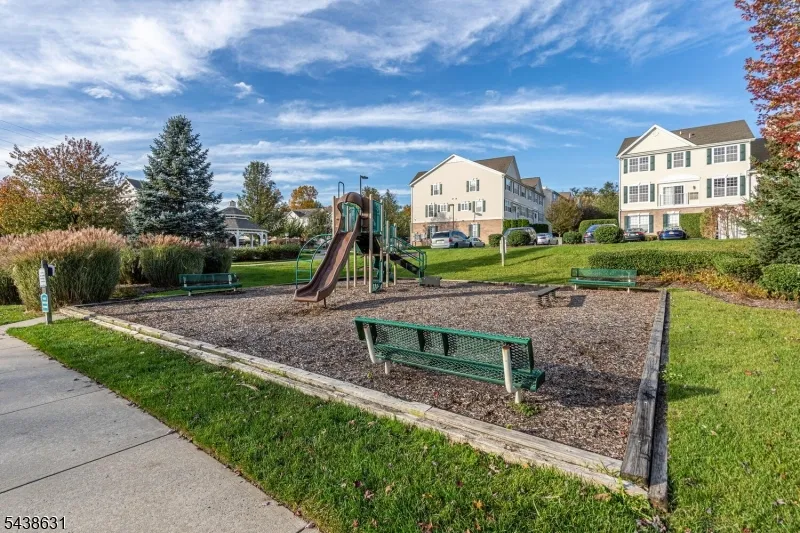 141 Limerick Ln Lopatcong, NJ 08865