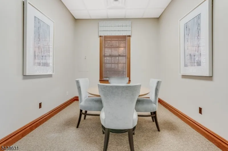 141 Limerick Ln Lopatcong, NJ 08865