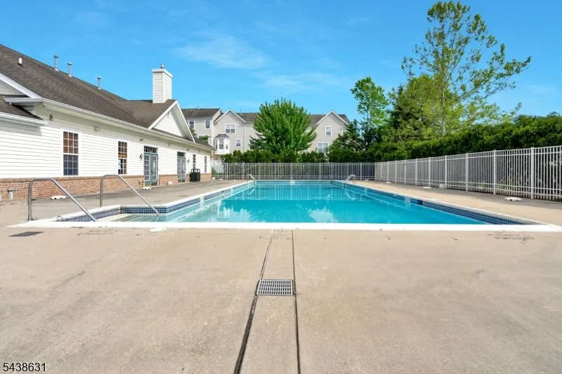 141 Limerick Ln Lopatcong, NJ 08865