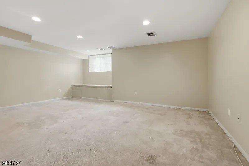 9 Bridgepointe Dr Old Bridge, NJ 08879