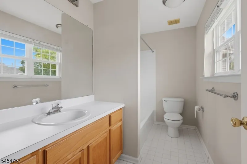 9 Bridgepointe Dr Old Bridge, NJ 08879