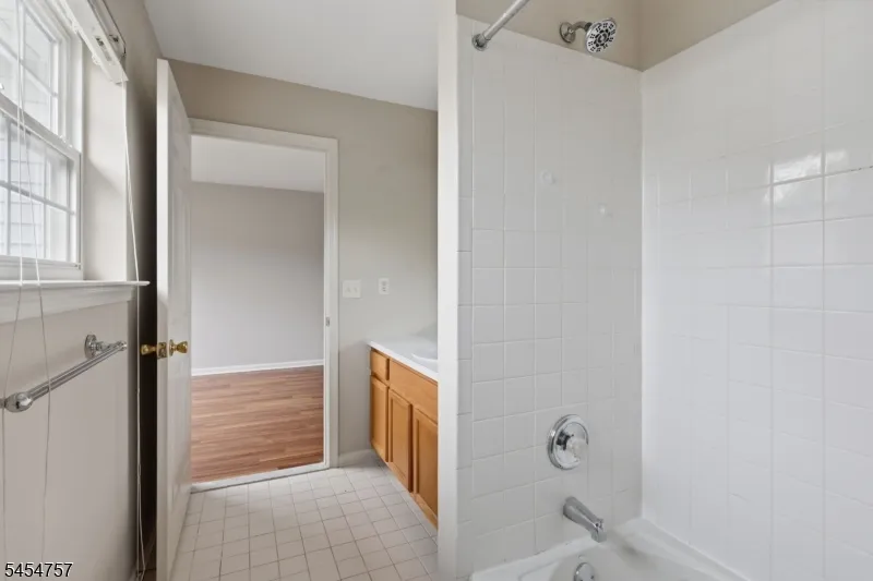 9 Bridgepointe Dr Old Bridge, NJ 08879