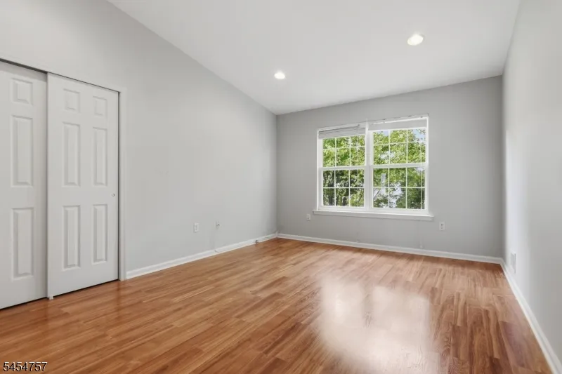 9 Bridgepointe Dr Old Bridge, NJ 08879