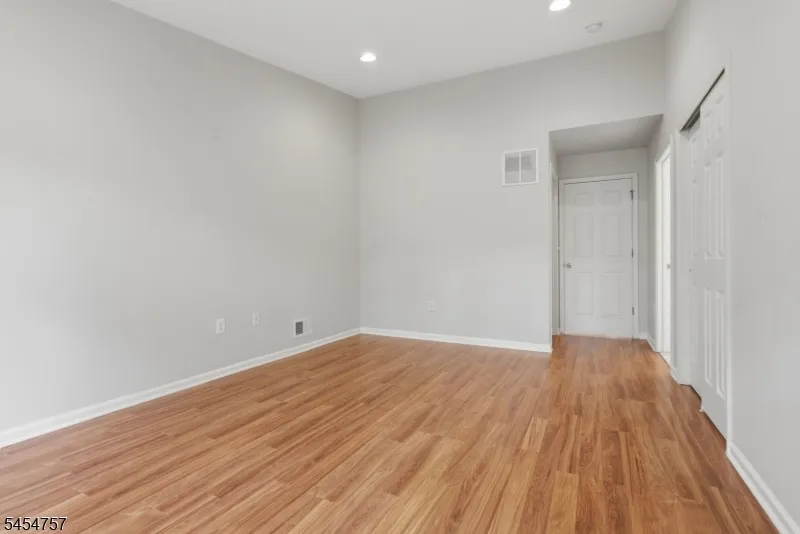 9 Bridgepointe Dr Old Bridge, NJ 08879