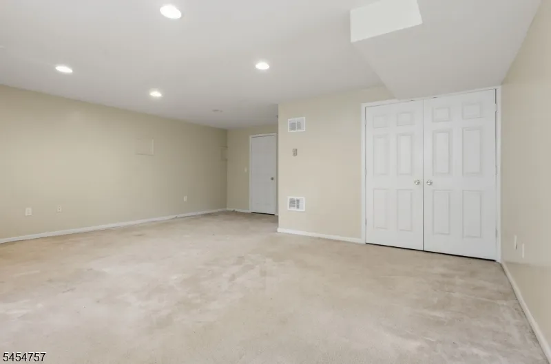 9 Bridgepointe Dr Old Bridge, NJ 08879
