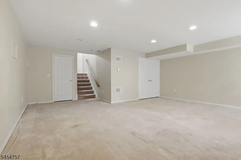 9 Bridgepointe Dr Old Bridge, NJ 08879