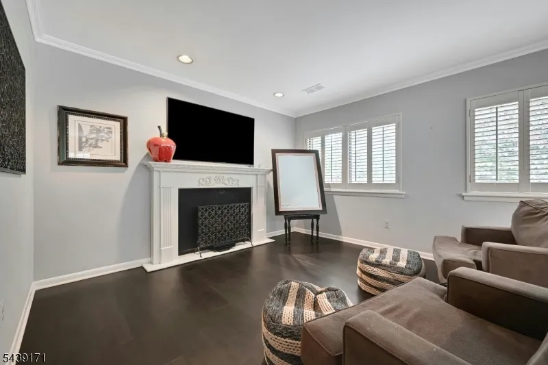 211 Yorktowne Ct Washington, NJ 07676