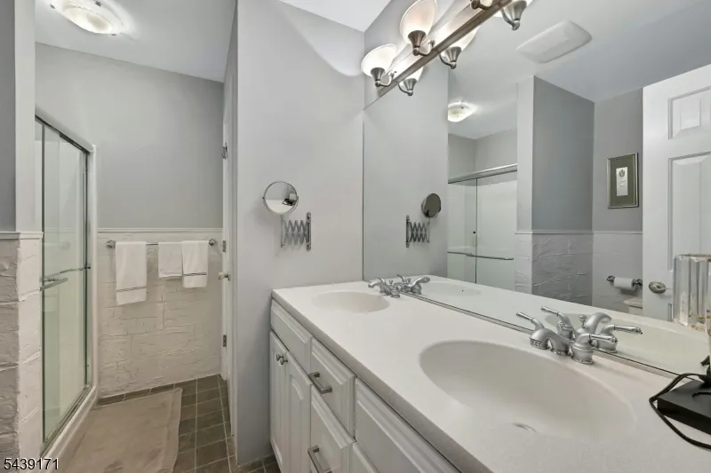 211 Yorktowne Ct Washington, NJ 07676