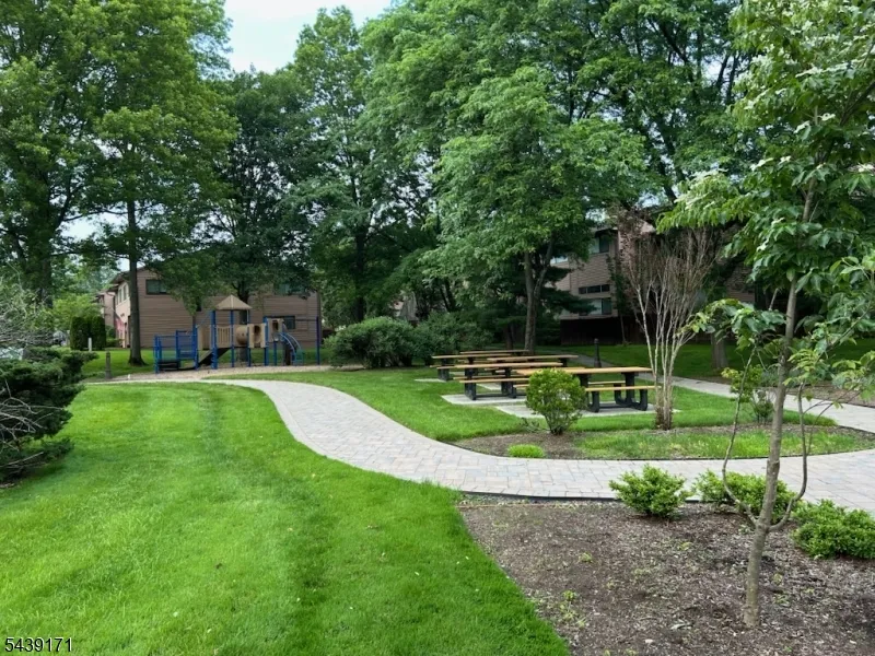 211 Yorktowne Ct Washington, NJ 07676