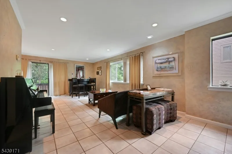 211 Yorktowne Ct Washington, NJ 07676