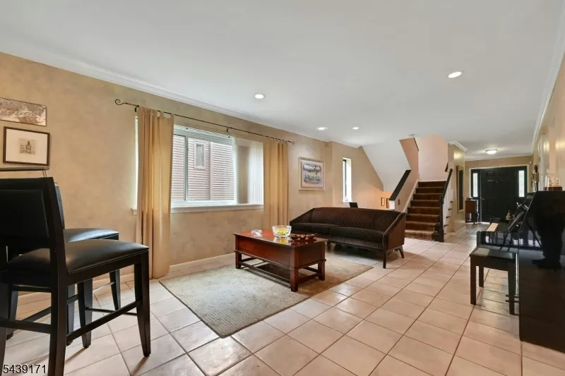 211 Yorktowne Ct Washington, NJ 07676