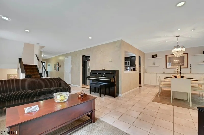 211 Yorktowne Ct Washington, NJ 07676
