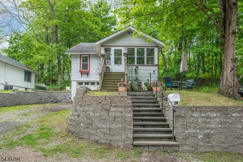 133 Woodside Ave
