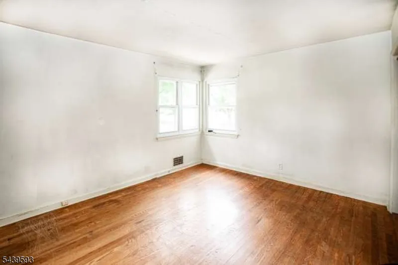 4 Beverly Rd Glen Rock, NJ 07452