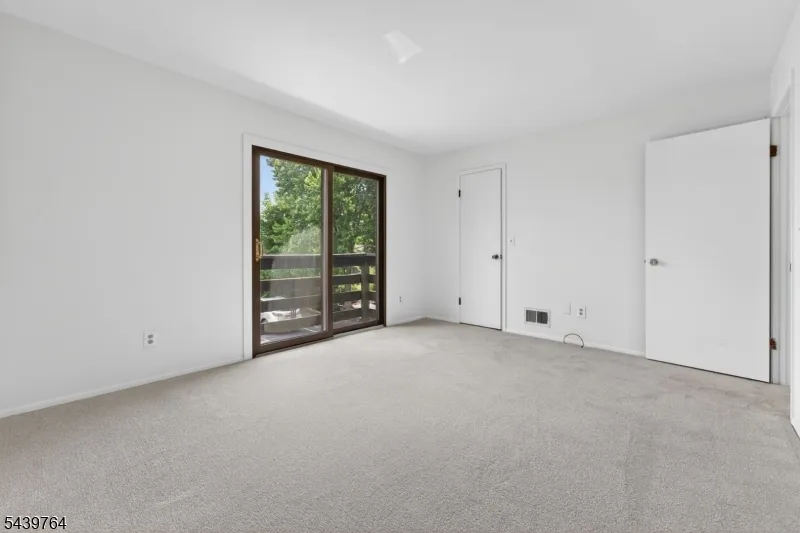 1215 Spruce Hills Dr Glen Gardner, NJ 08826