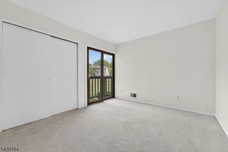 1215 Spruce Hills Dr Glen Gardner, NJ 08826