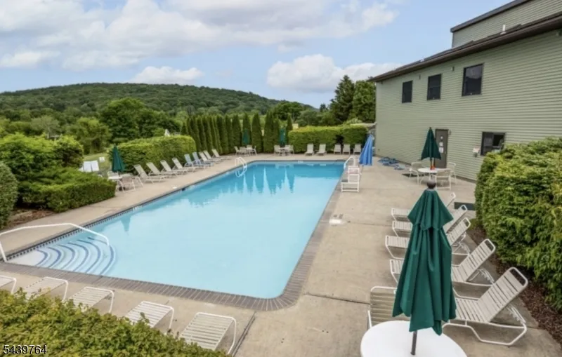 1215 Spruce Hills Dr Glen Gardner, NJ 08826