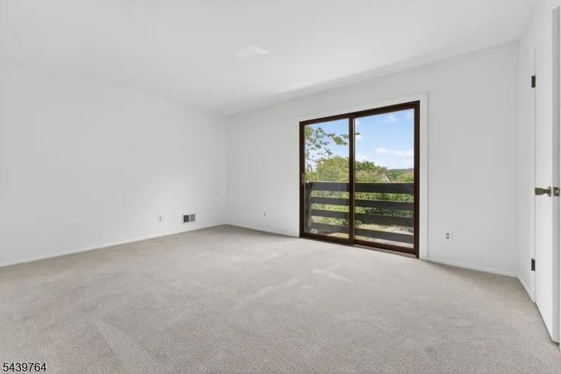 1215 Spruce Hills Dr Glen Gardner, NJ 08826