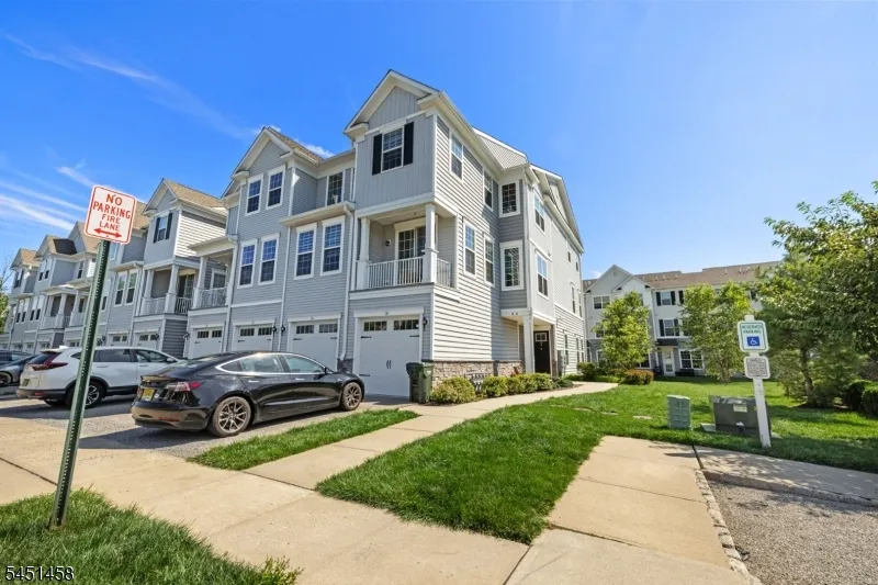 1 Passe Ct Hillsborough, NJ 08844
