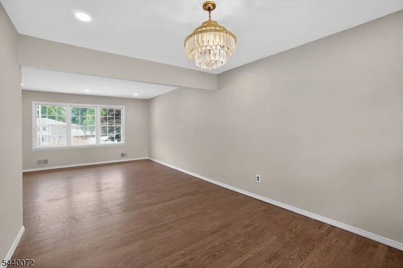 21 Ash Rd Edison, NJ 08817