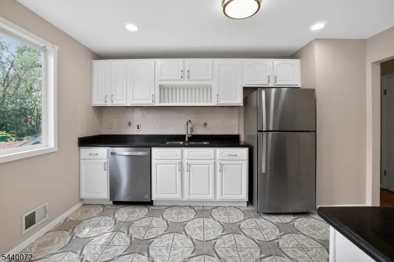 21 Ash Rd Edison, NJ 08817