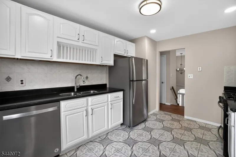 21 Ash Rd Edison, NJ 08817
