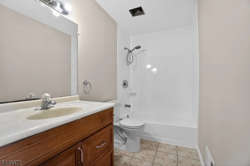 21 Ash Rd Edison, NJ 08817