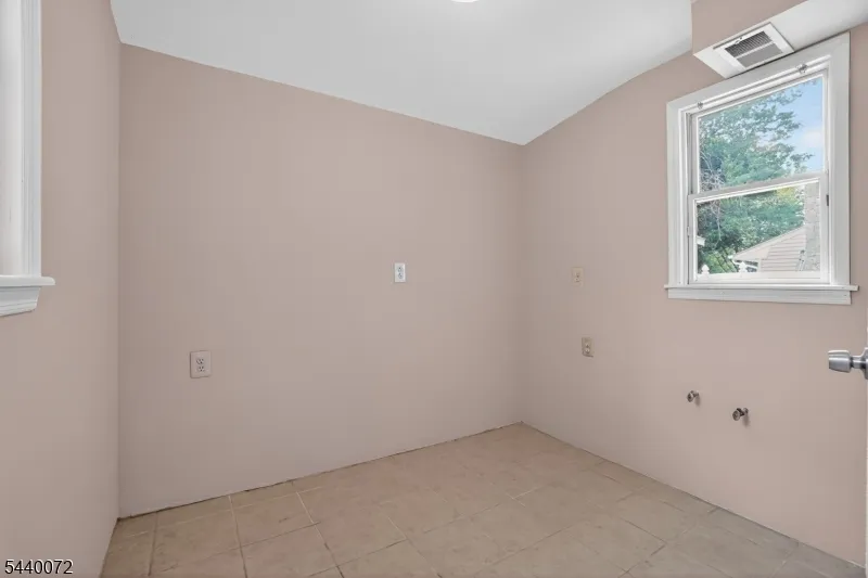 21 Ash Rd Edison, NJ 08817