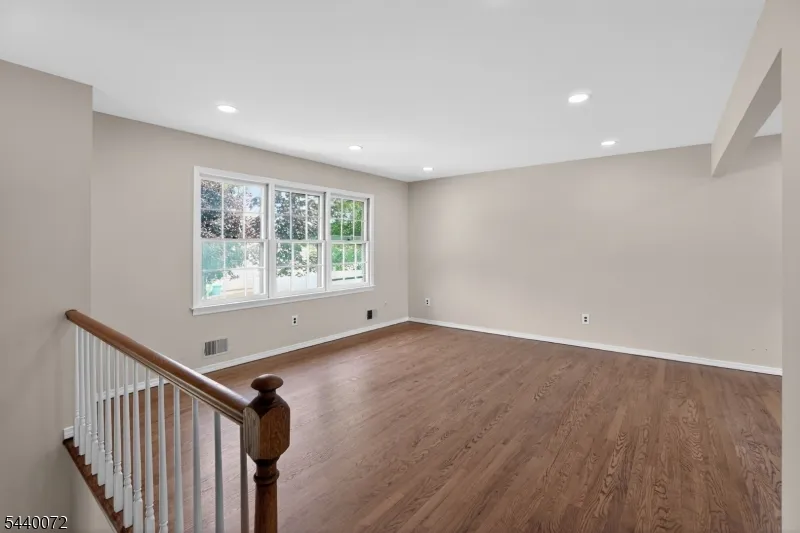21 Ash Rd Edison, NJ 08817