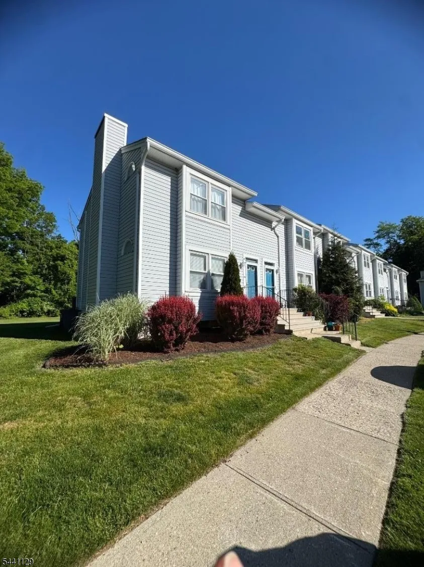 53 Village Dr Hamburg, NJ 07419