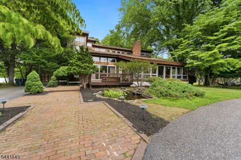 481 E Freehold Rd