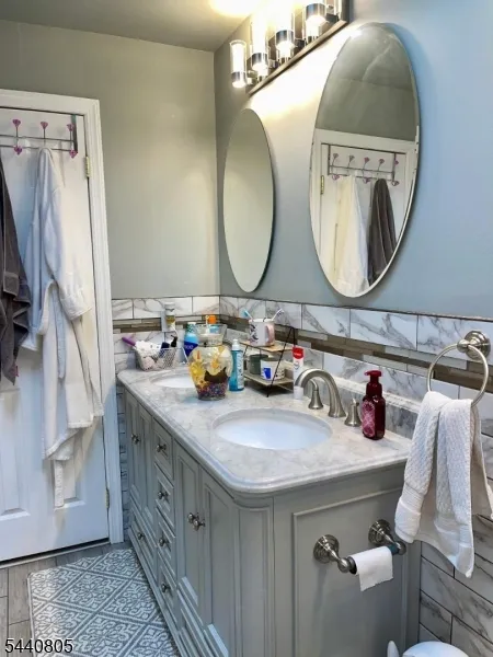101 Lee Dr Middlesex, NJ 08846