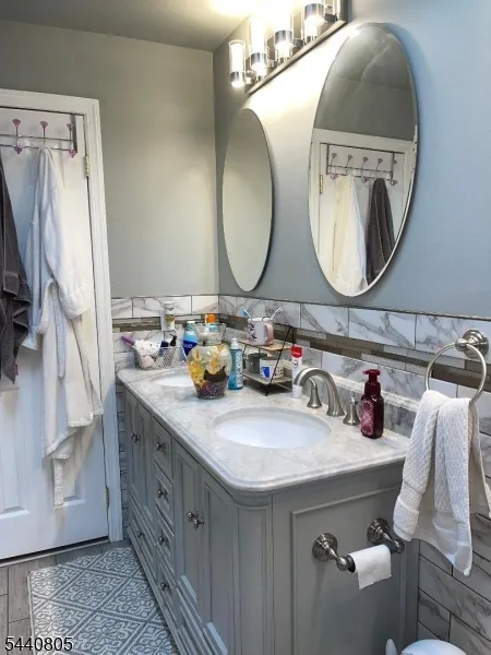 101 Lee Dr Middlesex, NJ 08846