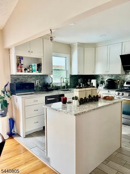 101 Lee Dr Middlesex, NJ 08846