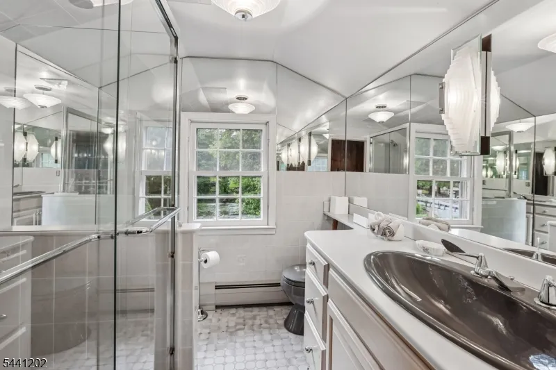 14 Saddle River Ro Woodcliff Lake, NJ 07677