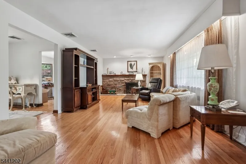 14 Saddle River Ro Woodcliff Lake, NJ 07677