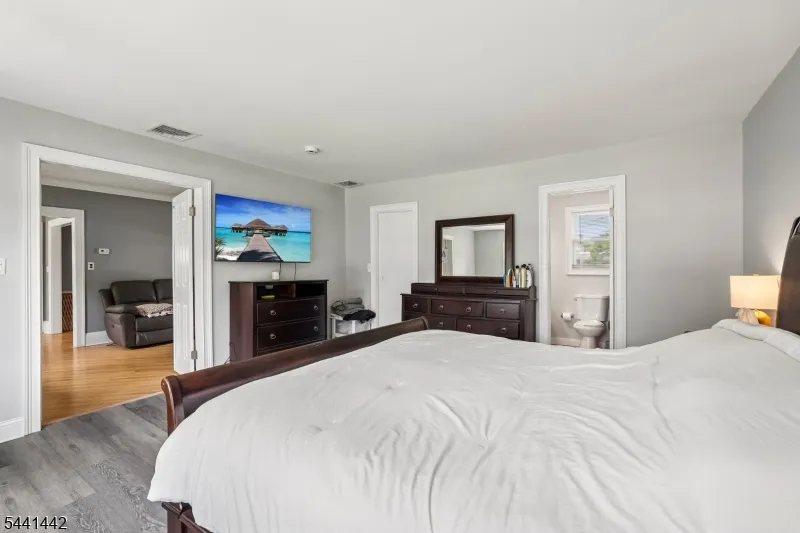 377 Hollywood Ave Fairfield, NJ 07004