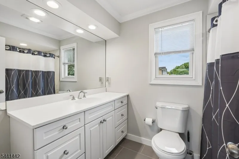377 Hollywood Ave Fairfield, NJ 07004