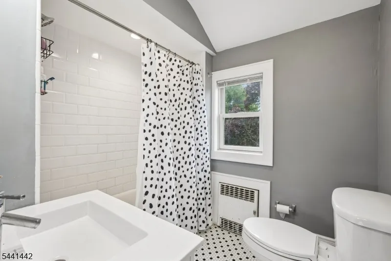 377 Hollywood Ave Fairfield, NJ 07004