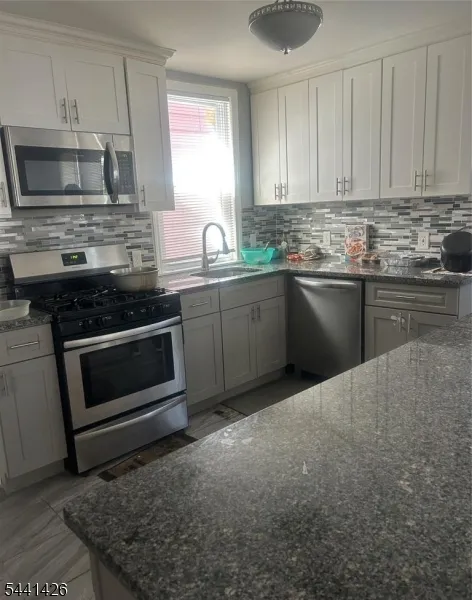 27 Richelieu Ter Newark City, NJ 07106